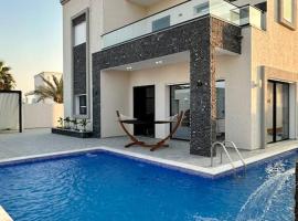 Villa luxueuse avec piscine - Midoun, hotel a Mezraya