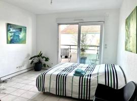 Bright and quiet apartment - free parking, apartment sa Illzach