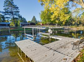 Lakefront Nekoosa Home Private Beach and Boat Dock!, cottage in New Rome