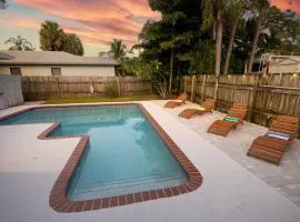 Tropical Spa Escape Sauna Pool Hot tub Firepit BBQ