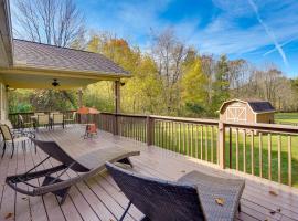 Charming Howard Getaway with Deck, 1 Mi to Lake!, hotel with parking in Howard