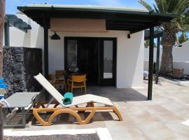 Bungalow GOA Pool view, Playa Roca residence sea front access - Free AC - Wifi, apartamento en Costa Teguise