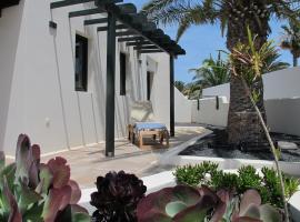 Bungalow GOA Pool view, Playa Roca residence sea front access - Free AC - Wifi, apartament din Costa Teguise