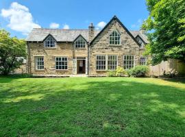 Spacious stone cottage w/ extensive private garden, hotel in Bolton