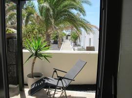 Bungalow LIDO-Playa Roca residence with sea front access - Free AC - Wifi, departamento en Costa Teguise
