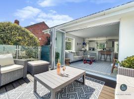 Seafeathers - Luxury Holiday Home with Sea Views