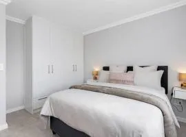 Elegant, Spotless 2 Bed For Enchanted Stays