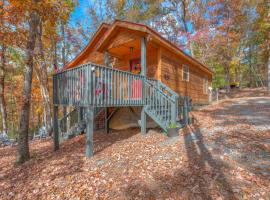 Whispering Pines Cabin Retreat - Murphy, NC, hotel in Murphy