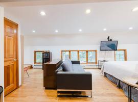 Private estate apartment., Hotel am Strand in Glen Head