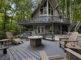 Water's Edge-Lakefront Cabin W/Dock, Views, Etc., hotel in Winchester