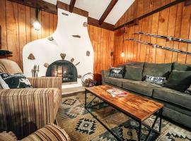 Mountain Top Chalet ~ Ski In Out ~ Fully Updated, cabaña en Bessemer