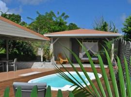 Villa de 4 chambres avec vue sur la mer piscine privee et jardin clos a Le Robert, hotel with parking in Le Robert