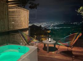 Romero Glamping y Cabañas, hotel with jacuzzis in Cali