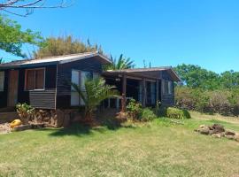 Casa familiar en sector residencial "HARE TOKE", cottage in Hanga Roa