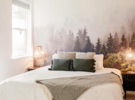 Moonstone Acre 3 bedroom with Brand New Spa, hótel í Columbia Falls