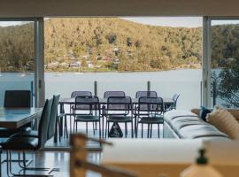 11 East Gosford Luxury Waterfront House with Private Wharf, hotel em Gosford
