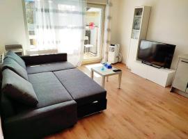 Cozy Sunshine Apartment with Balcony 4 persons max, hotel with parking in Ivry-sur-Seine