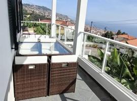 Madeira Panoramic Villa- Promoção 2 ou 3 semana, hotel na may parking sa Funchal