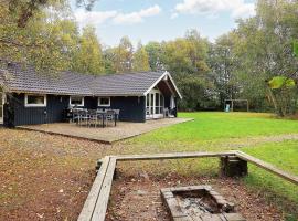 Four-Bedroom Holiday home in Væggerløse 8, hotel em Bøtø By