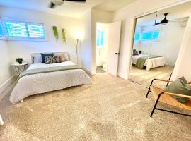 Cosy condo with modern kitchen, spacious lounge and private garden、レディングのホテル