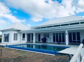 Lake Side Villa Naisoso, villa in Nadi