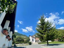 Casa Izvoarele, cabaña o casa de campo en Izvoarele