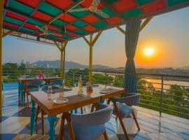 AAJ HAVELI - Lake Facing Boutique Hotel by Levelup Hotels, hotel di Udaipur