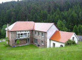 Gîte Gretel, in lush greenery, on the edge of a stream, rumah percutian di Wangenbourg