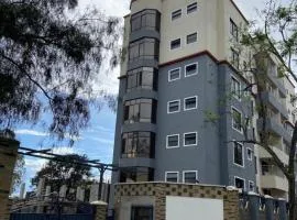 Midtown Executive Suite With Balcony