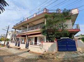 Charan's Homestay, hotel sa Kushalnagar