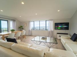 Family Friendly Oceanview Howick Home - Pets+，奧克蘭的小屋