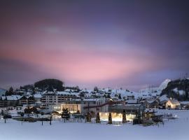 Swiss Holiday Park Resort, hotel dengan kolam renang di Morschach