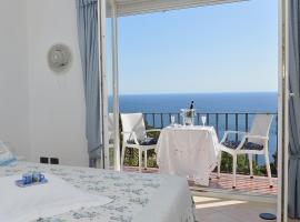 MARVELOUS SEA VIEW VILLA, apartment in Capri