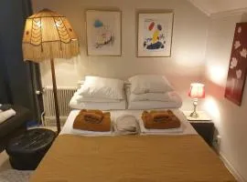 Charmig vindslägenhet- Centralt i Umeå