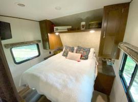 Pet friendly Rental - Cozy RV near Guadalupe River, hotel in New Braunfels