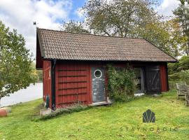 Cozy cottage with its own bathing cliff located at Odensvi, vakantiehuis in Odensvi