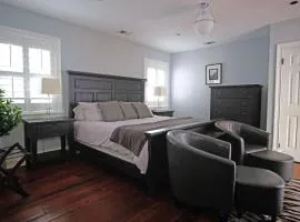 Hamilton Carriage A - Amazing Location, Courtyard