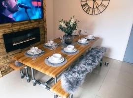 4 bedroom - Sleep 9 home in Cheadle Staffordshire - Alton towers Dimmingsdale Peak District Trentham Gardens Water World, vila di Cheadle