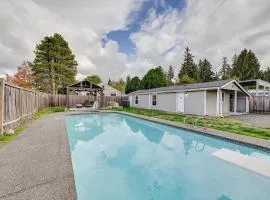 Cozy Tacoma Getaway with Grill and Hot Tub!