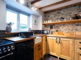 Bwthyn Capten - a charming cottage for up to 6, hotel in Newport Pembrokeshire