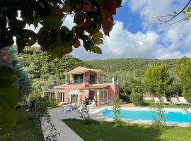 Gialos Villas 1-2, hotel com jacuzzi em Mikros Gialos