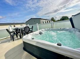 Spring View Hot tub Lodge, hotell med jacuzzi i South Cerney