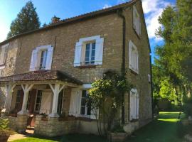 Maison spacieuse près de Vienne-en-Arthies avec jardin, Hotel in Vienne-en-Arthies
