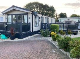 2 Bed, 2 Bath Lodge Style Caravan with Hot Tub & Private Garden, hotel in Patrington