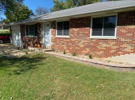 Cheerful 4 bd resident home with hot tub., ξενοδοχείο σε Concord