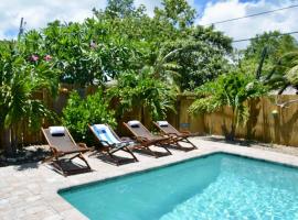 Tropical Retreat Near Beaches, Cruise Terminals, hotel di Merritt Island