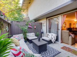 Lovely Concord Townhome Retreat with Community Pool!, ξενοδοχείο σε Concord