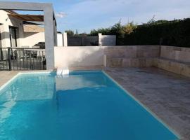 Charmant studio avec piscine, holiday home in Villemoustaussou