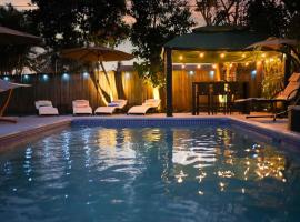Serenity Retreat Pool Hot Tub BBQ Workspace WiFi+, hotel dengan jakuzi di Palm Beach Gardens