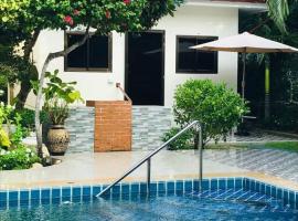 Summer House,shared pool, private bathroom and kitchen, hotel v destinácii Ban Phlu Yai